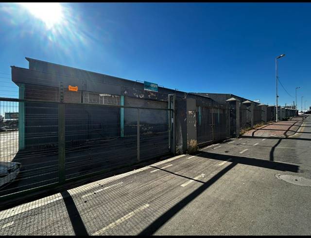 1,900M² WAREHOUSE TO LET IN WYNBERG